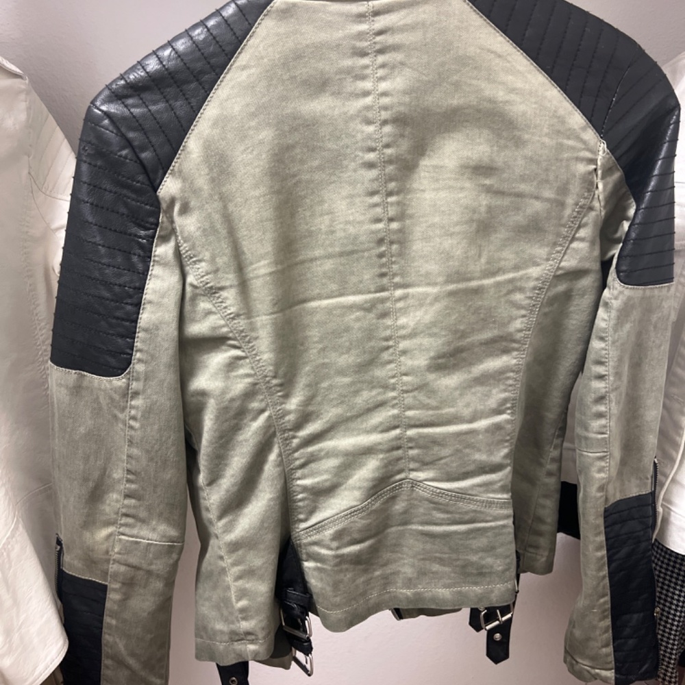 Leather jacket - Picture 2 of 2